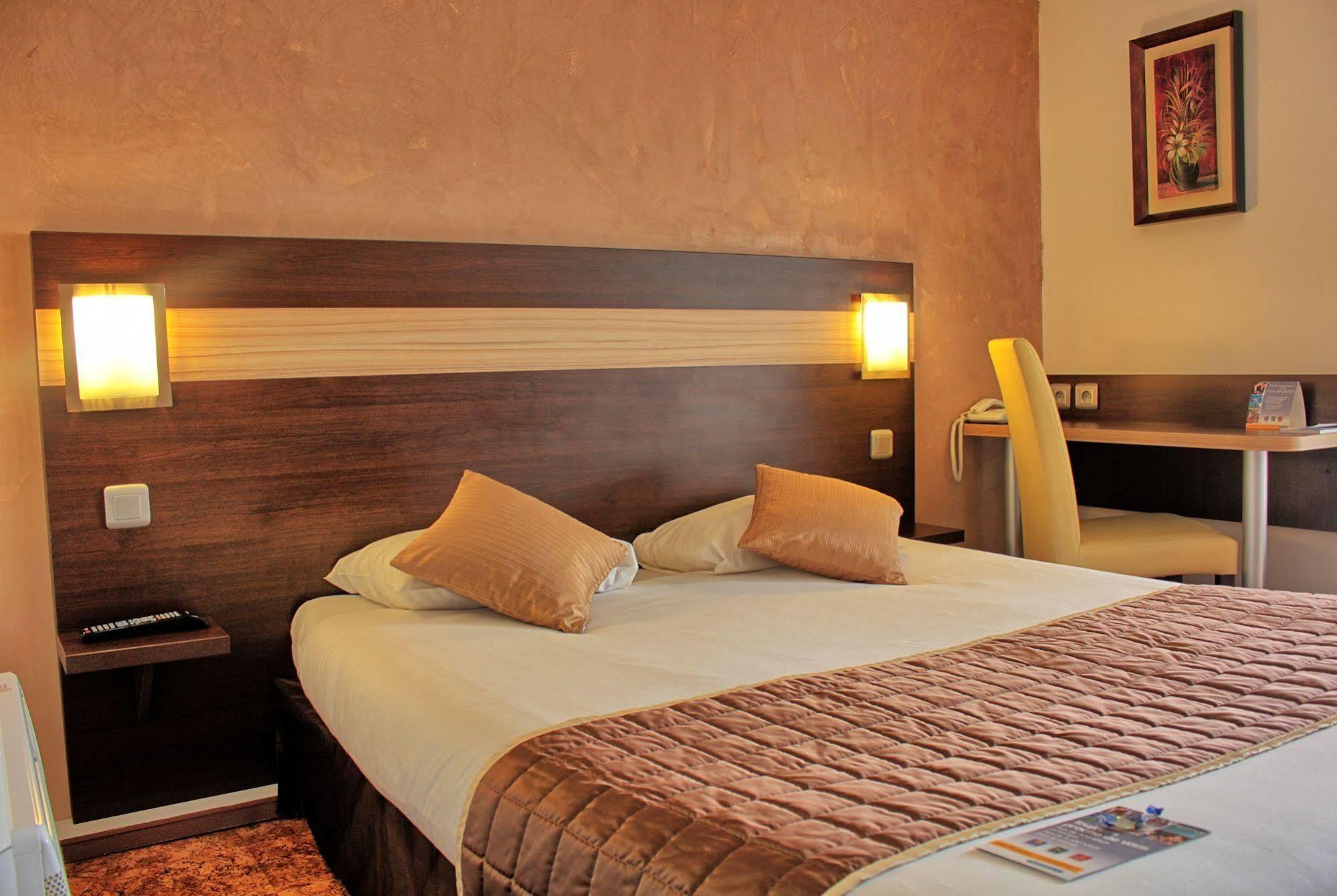 Contact Hotel Restaurant La Chaumiere Entre Orgeval Et Flins A13 Sortie 8 Les Mureaux Zewnętrze zdjęcie