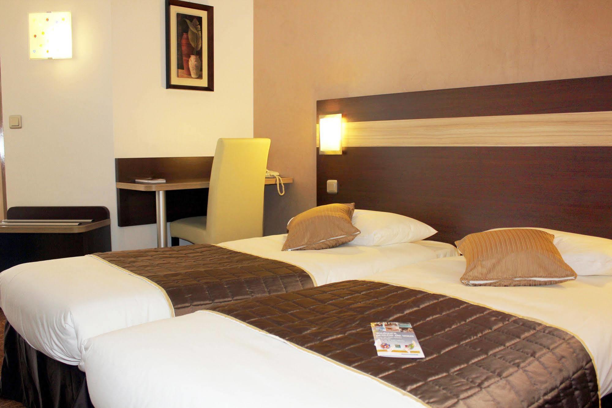 Contact Hotel Restaurant La Chaumiere Entre Orgeval Et Flins A13 Sortie 8 Les Mureaux Zewnętrze zdjęcie